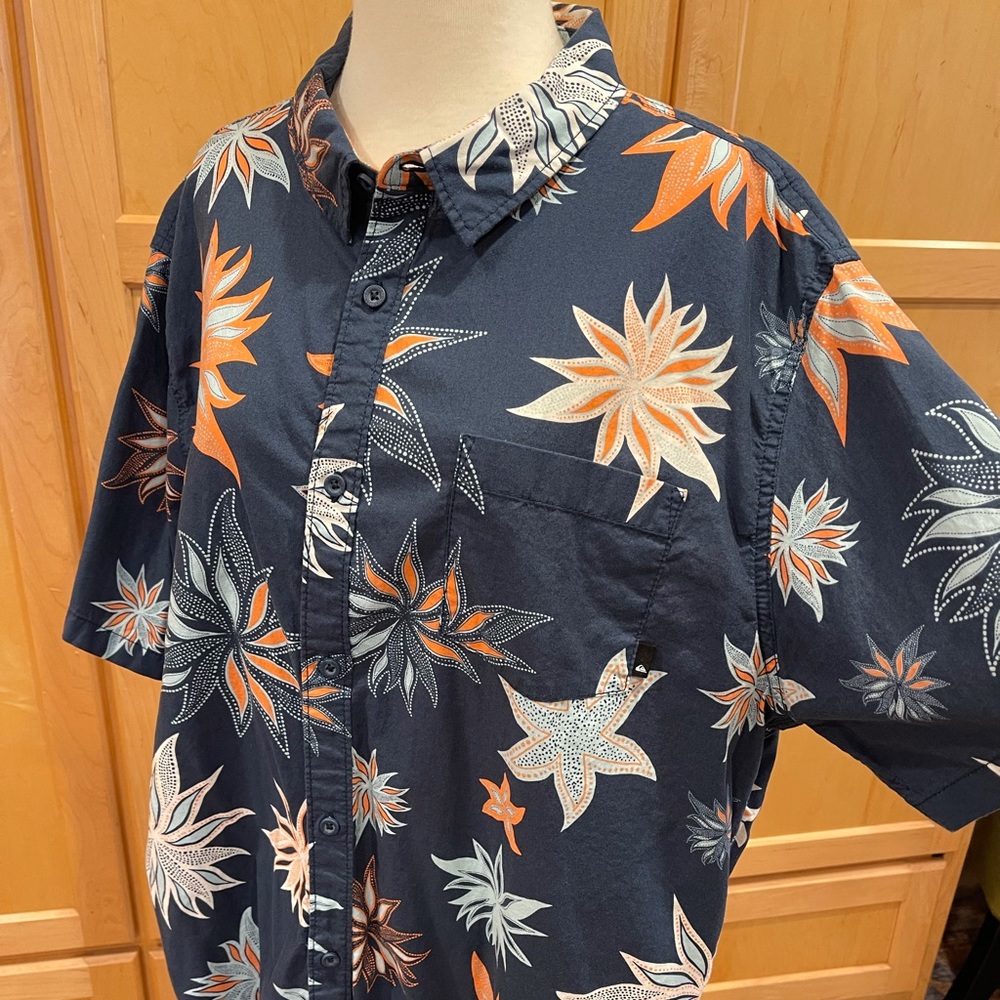 Men’s XL Reg Fit QUIKSILVER button up. ✨